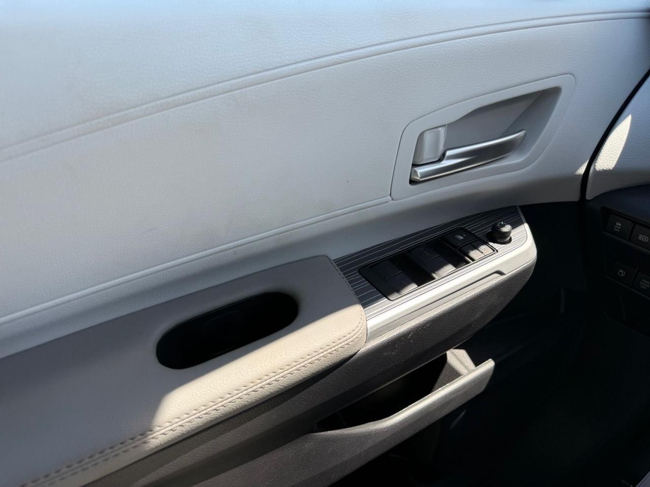 2025 Toyota Sienna XLE Photo