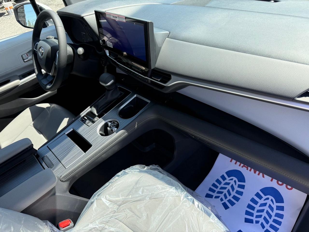 2025 Toyota Sienna XLE Photo