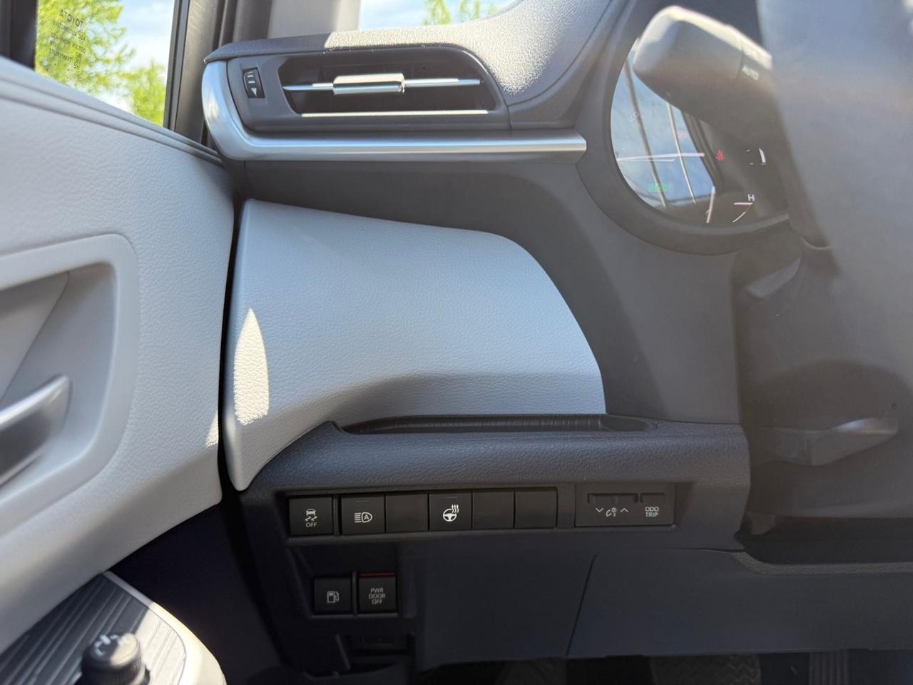 2025 Toyota Sienna XLE Photo