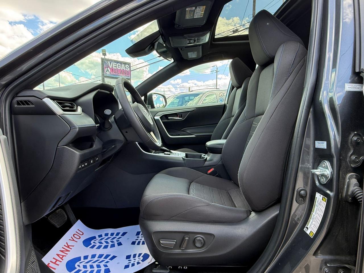 2024 Toyota RAV4 SE HYBRID Photo