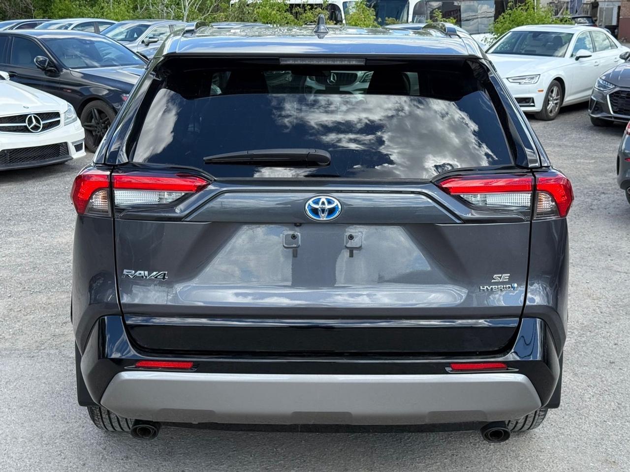 2024 Toyota RAV4 SE HYBRID Photo4