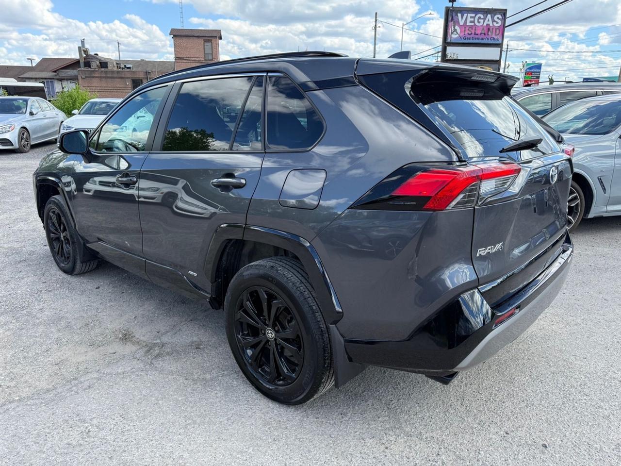 2024 Toyota RAV4 SE HYBRID Photo
