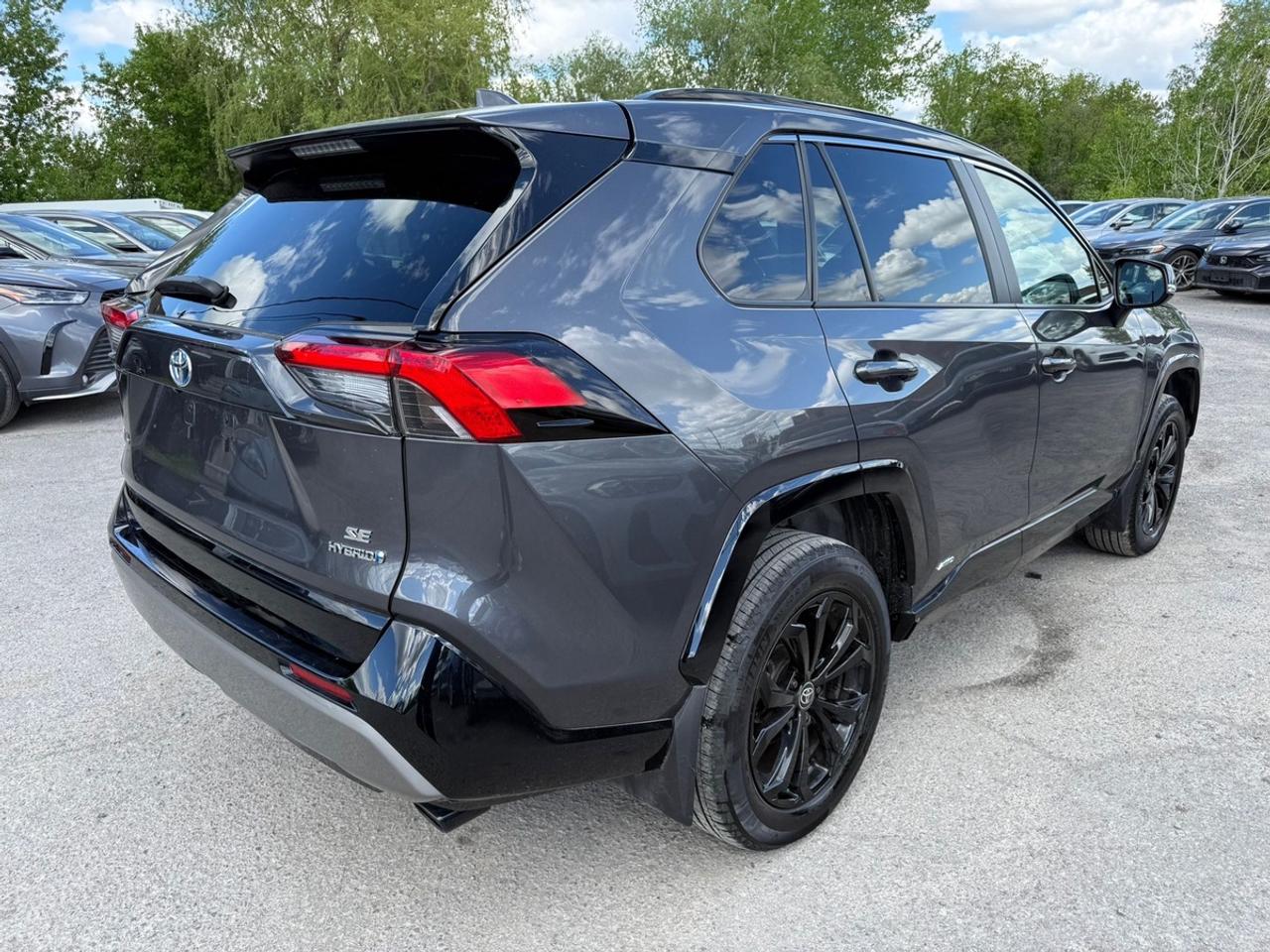 2024 Toyota RAV4 SE HYBRID Photo