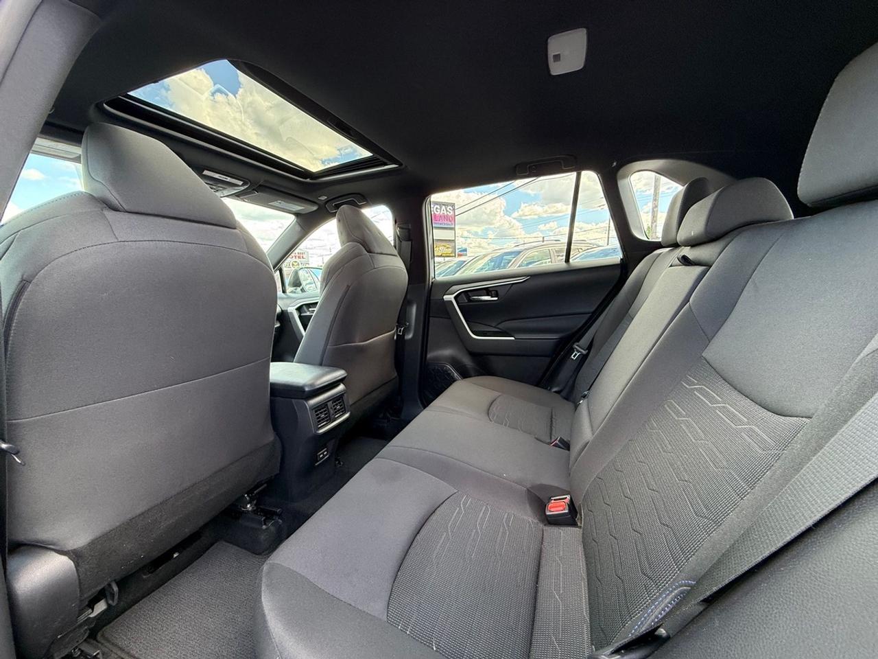 2024 Toyota RAV4 SE HYBRID Photo