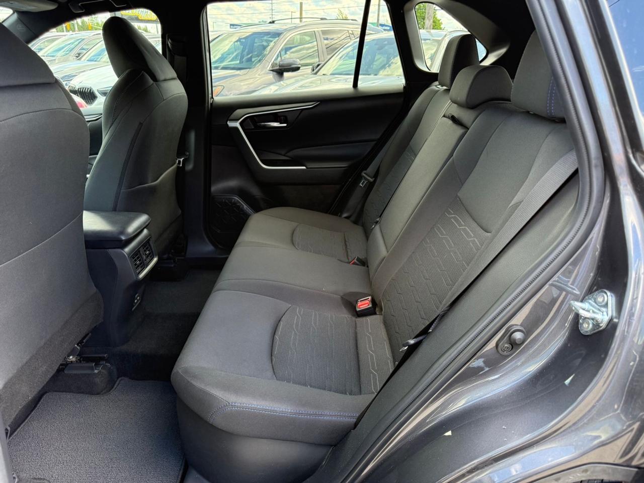 2024 Toyota RAV4 SE HYBRID Photo