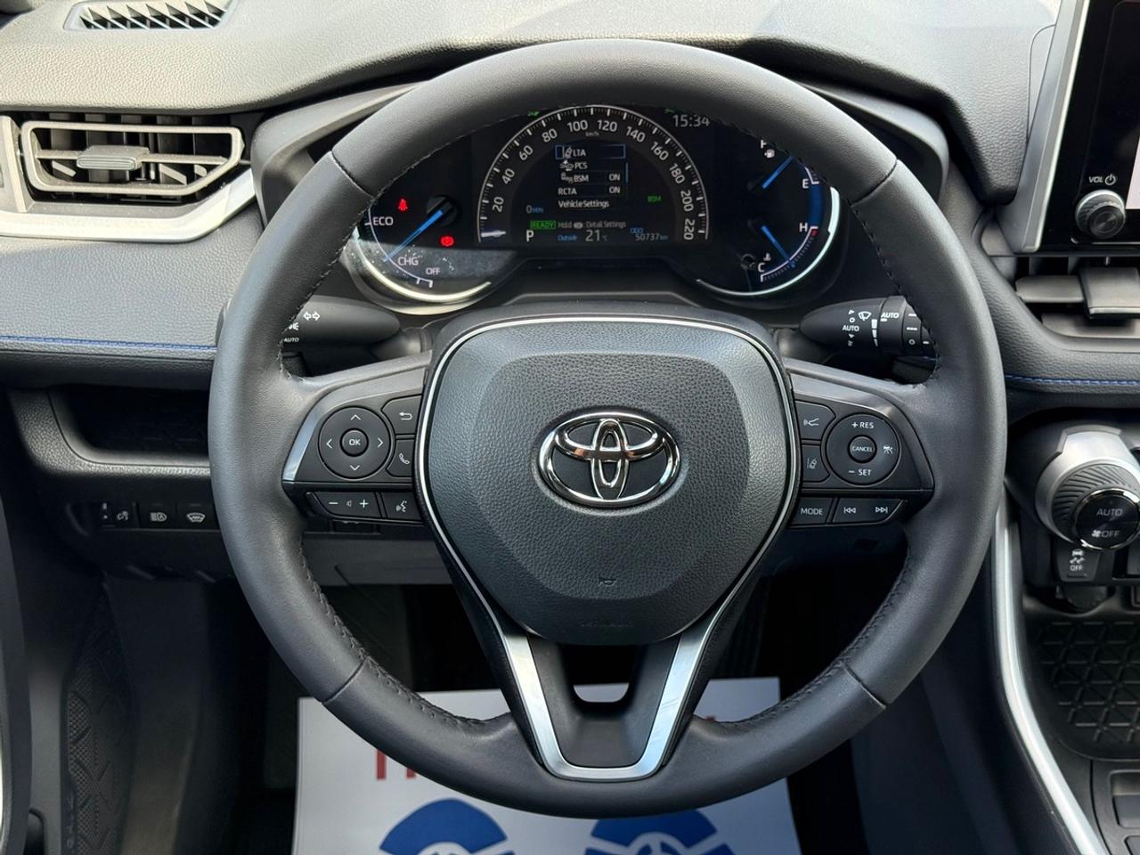 2024 Toyota RAV4 SE HYBRID Photo