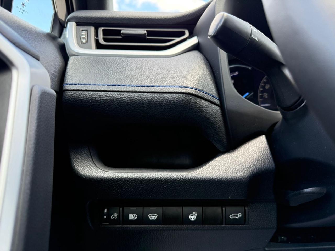 2024 Toyota RAV4 SE HYBRID Photo