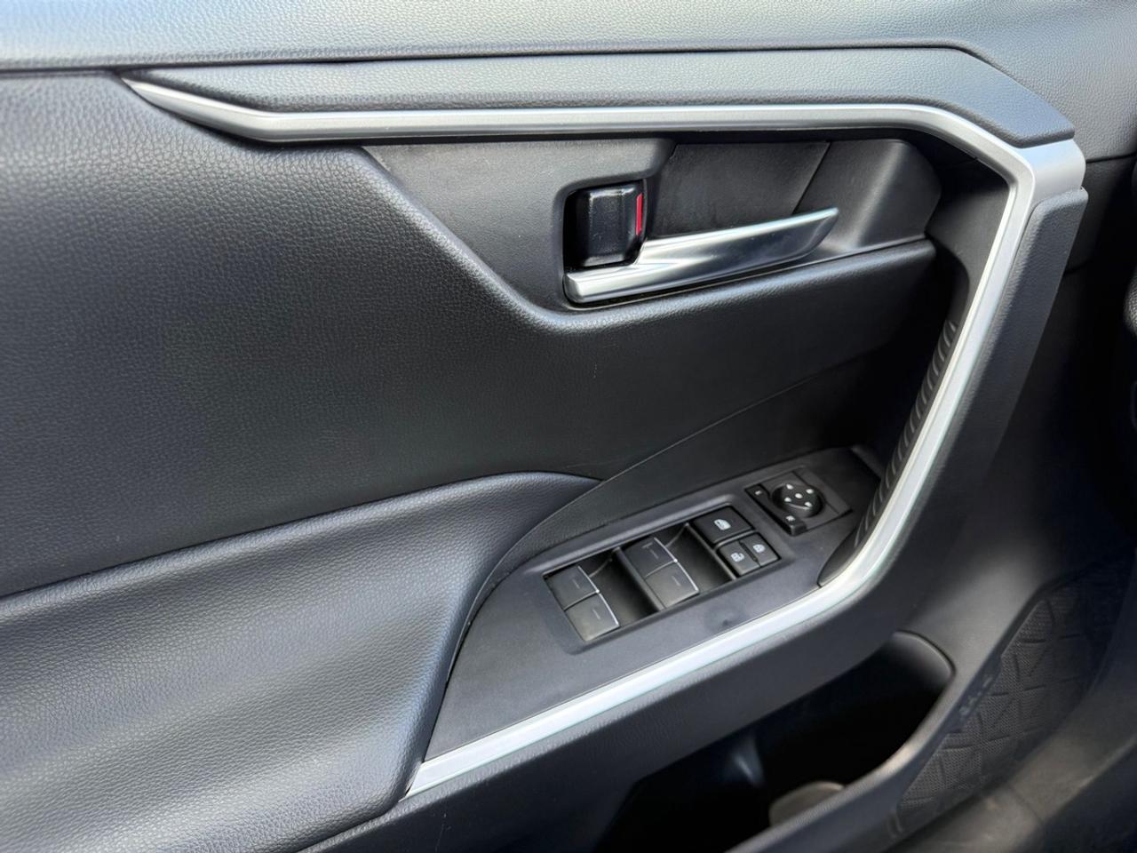 2024 Toyota RAV4 SE HYBRID Photo
