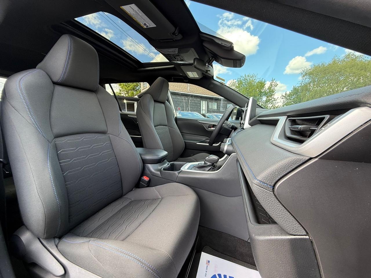 2024 Toyota RAV4 SE HYBRID Photo