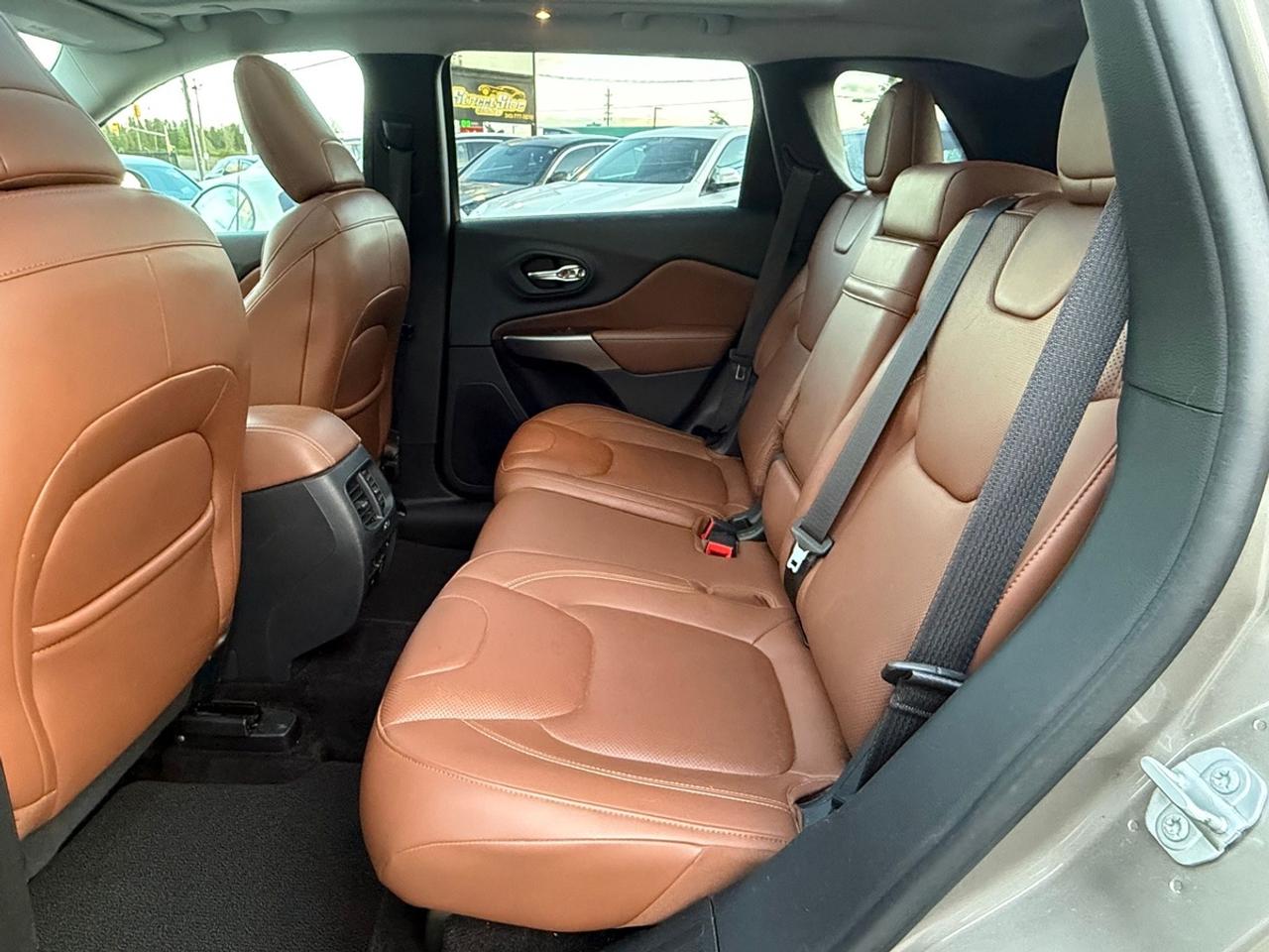 2019 Jeep Cherokee OVERLAND Photo