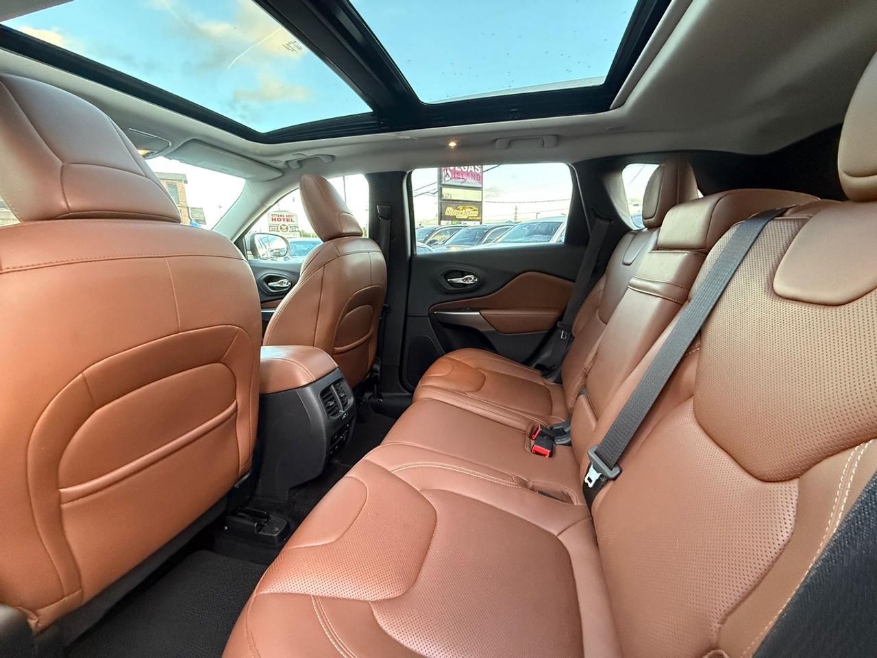 2019 Jeep Cherokee OVERLAND Photo