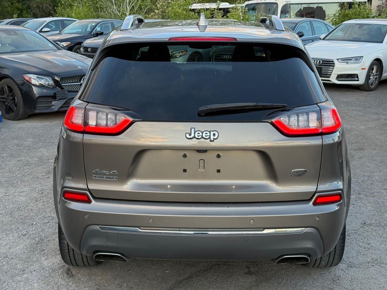 2019 Jeep Cherokee OVERLAND Photo4