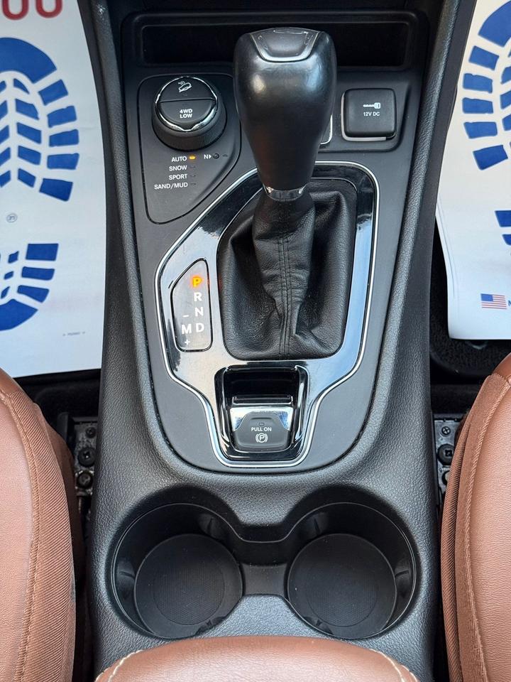 2019 Jeep Cherokee OVERLAND Photo