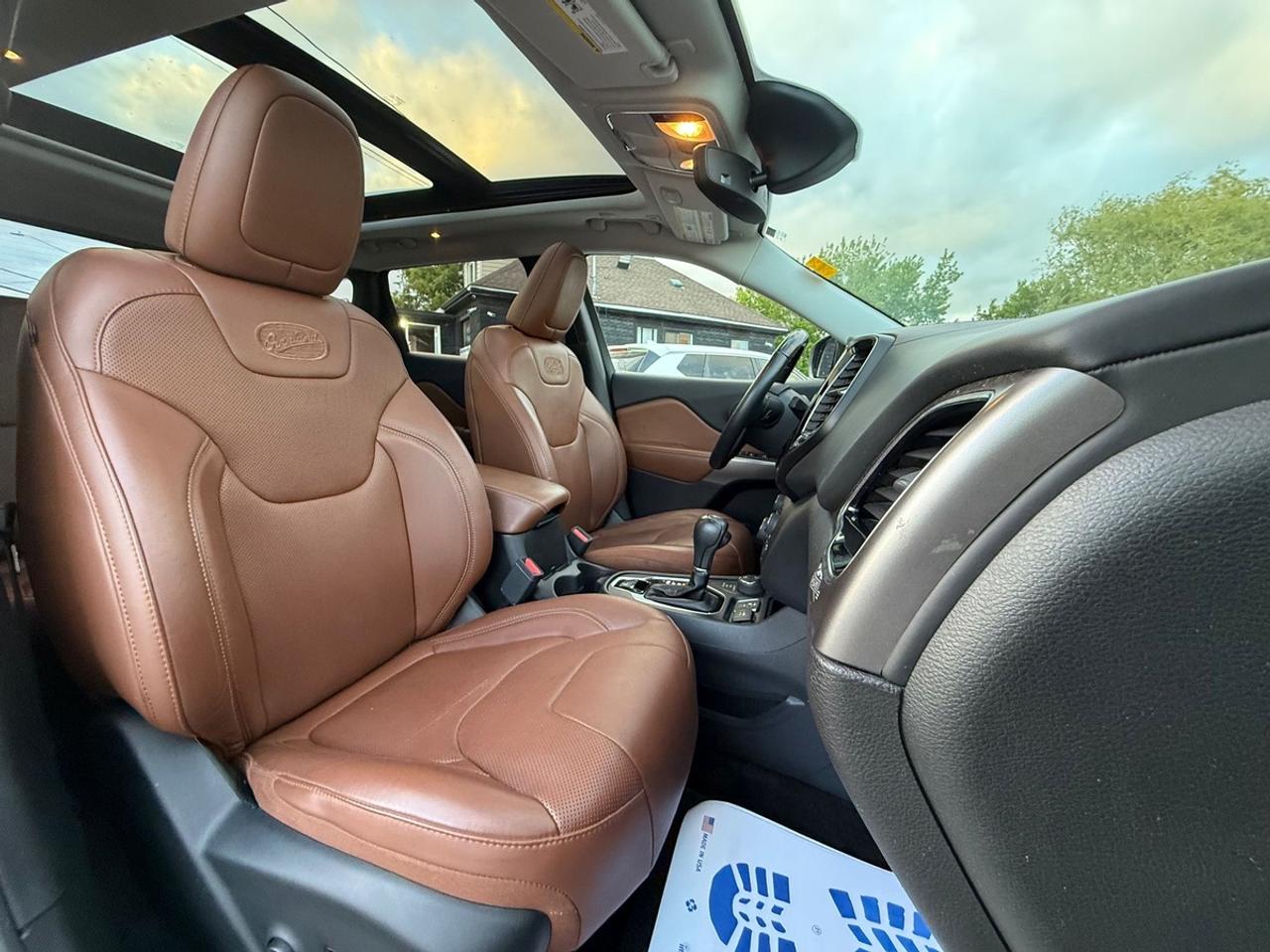 2019 Jeep Cherokee OVERLAND Photo