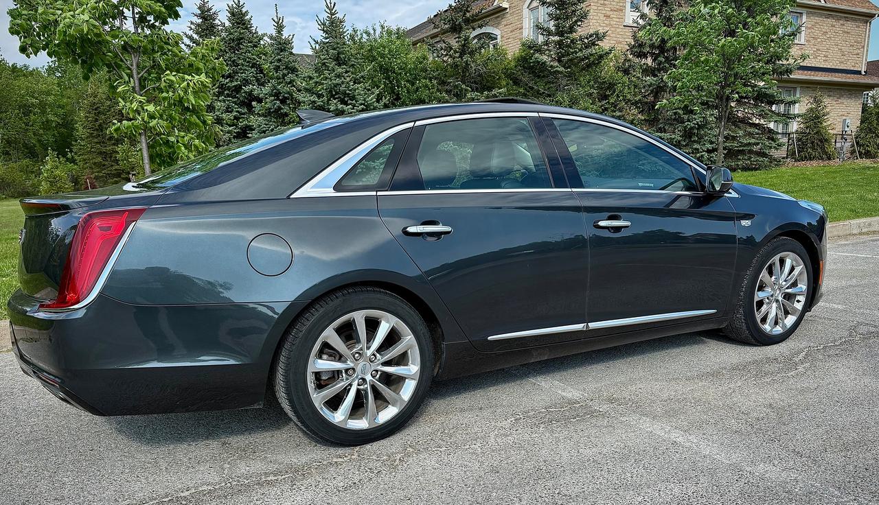 2018 Cadillac XTS 4dr Sdn Luxury FWD Photo3