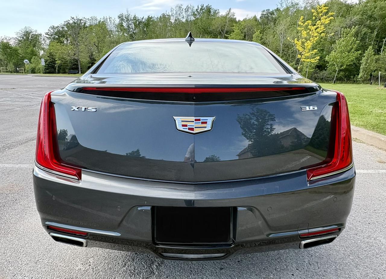 2018 Cadillac XTS 4dr Sdn Luxury FWD Photo4