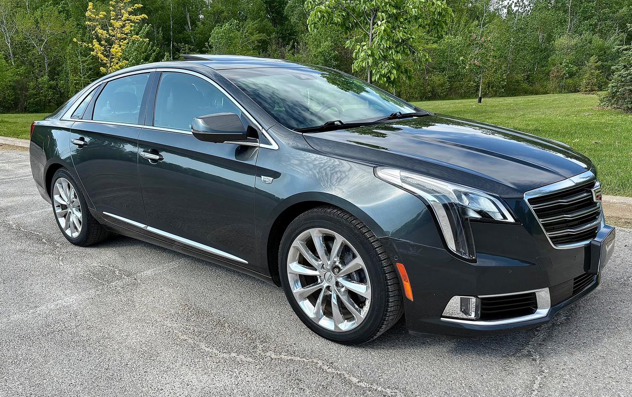 2018 Cadillac XTS 4dr Sdn Luxury FWD Photo2