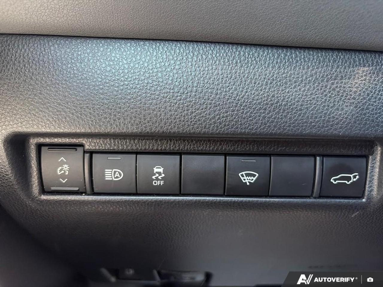 2021 Toyota Venza LE / ONE OWNER / NO ACCIDENTS / AWD / HYBRID Photo