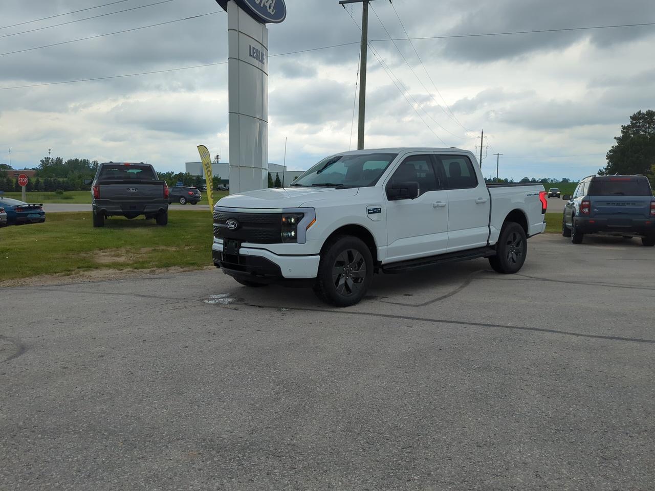 2024 Ford F-150 Lightning Flash 4WD SuperCrew 5.5' Box Photo0