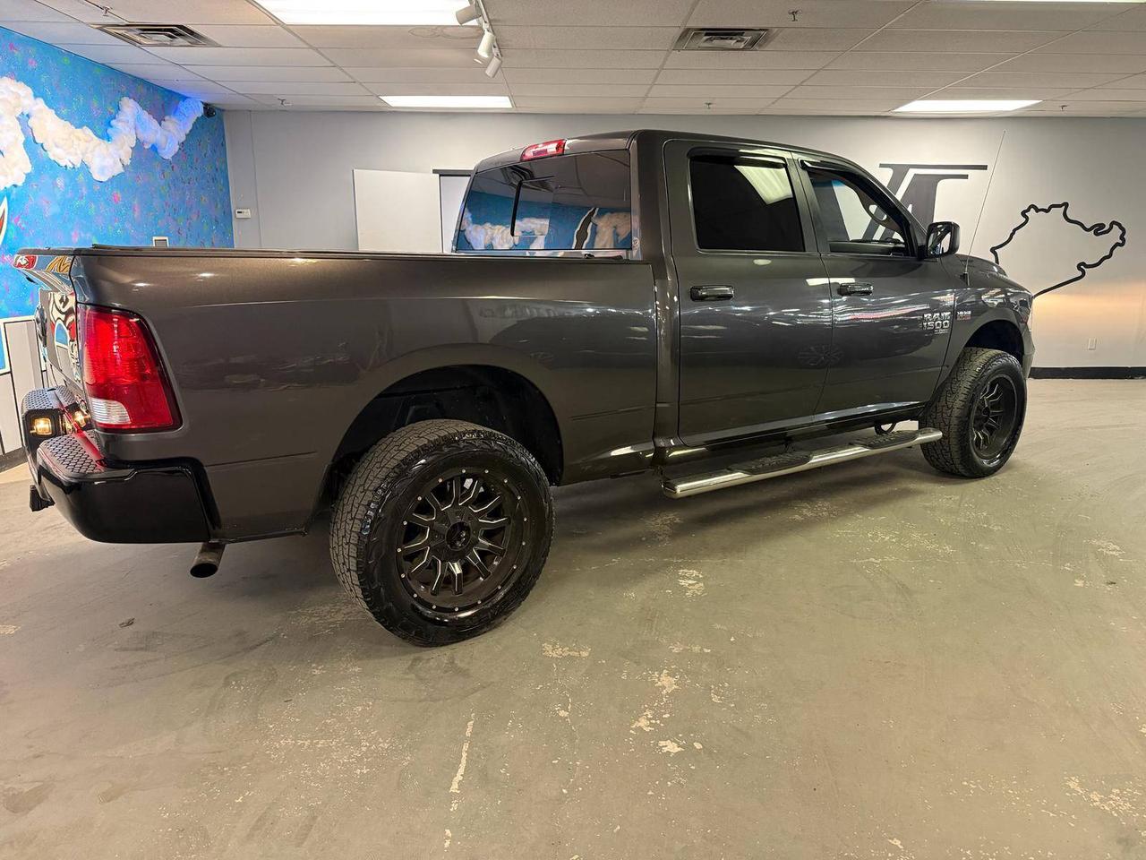 2019 RAM 1500 Classic SLT 4X4 CREW CAB 6'4" BOX Photo3
