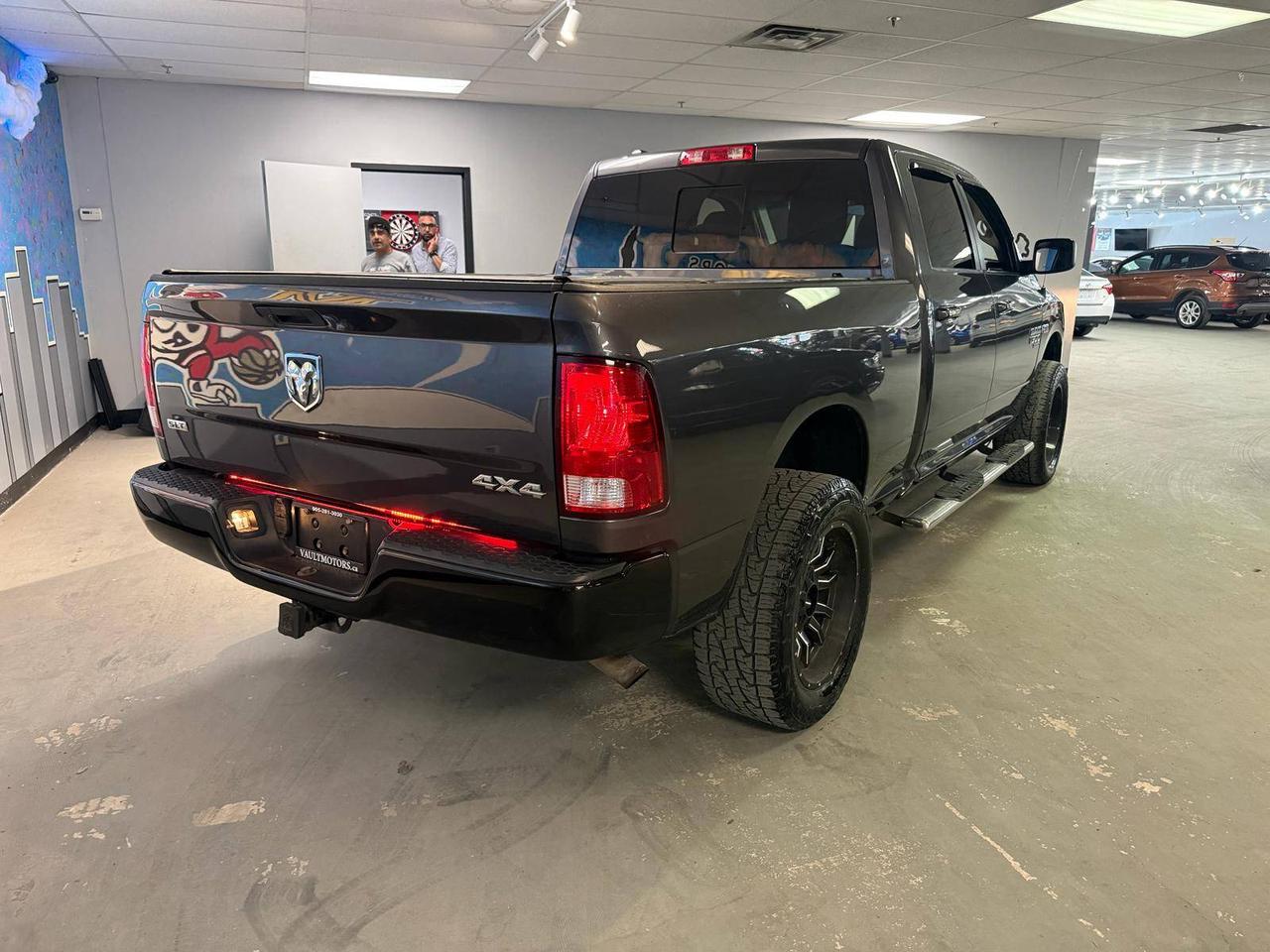 2019 RAM 1500 Classic SLT 4X4 CREW CAB 6'4" BOX Photo2