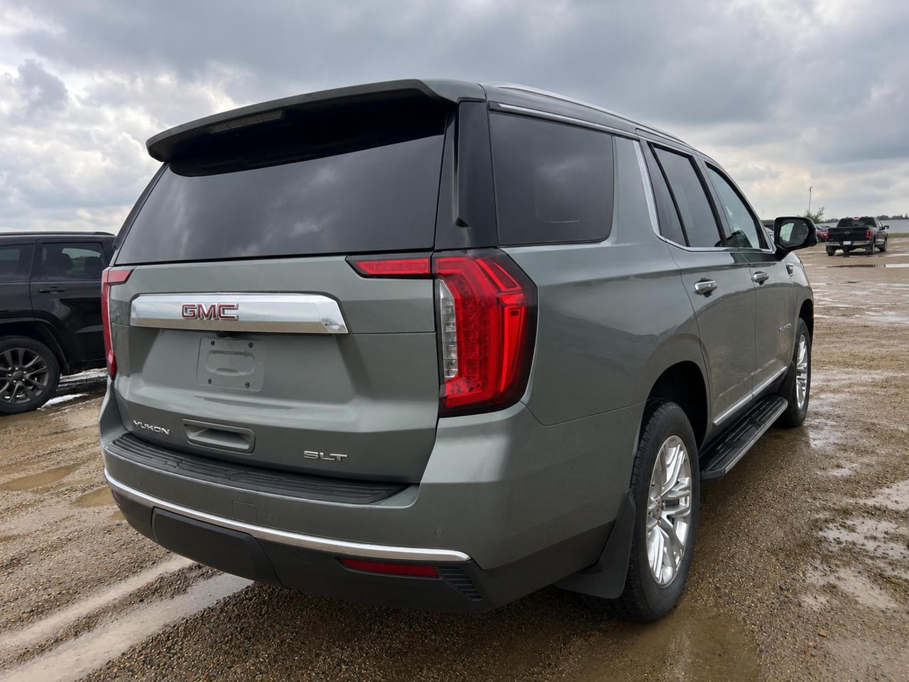 2024 GMC Yukon SLT 3.0L Turbo I6 Diesel Photo2