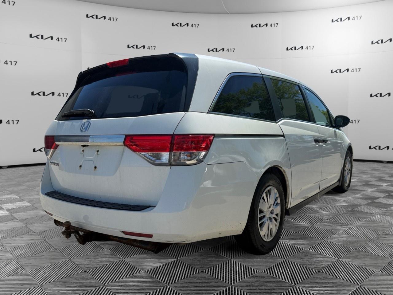 2016 Honda Odyssey LX Photo4