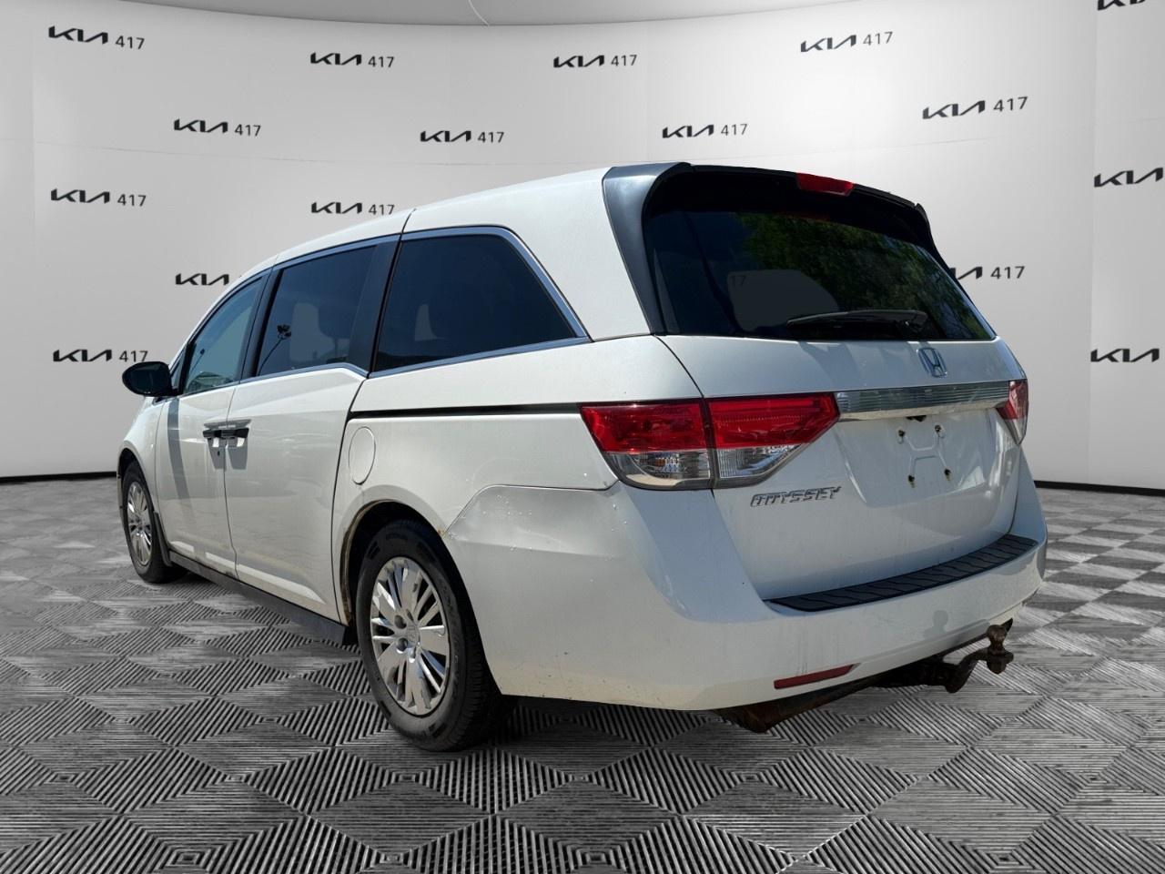 2016 Honda Odyssey LX Photo2