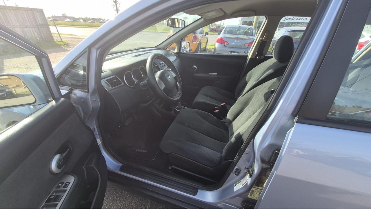 2011 Nissan Versa 1.8 S, HATCH, GREAT SHAPE, NOT CVT, CERTIFIED Photo