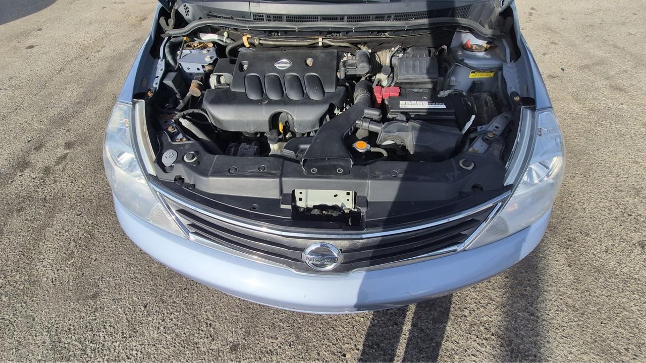 2011 Nissan Versa 1.8 S, HATCH, GREAT SHAPE, NOT CVT, CERTIFIED Photo