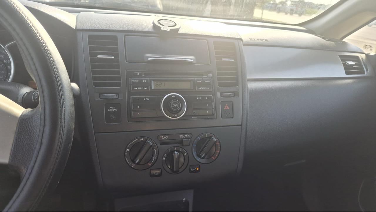2011 Nissan Versa 1.8 S, HATCH, GREAT SHAPE, NOT CVT, CERTIFIED Photo