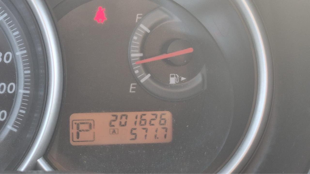 2011 Nissan Versa 1.8 S, HATCH, GREAT SHAPE, NOT CVT, CERTIFIED Photo