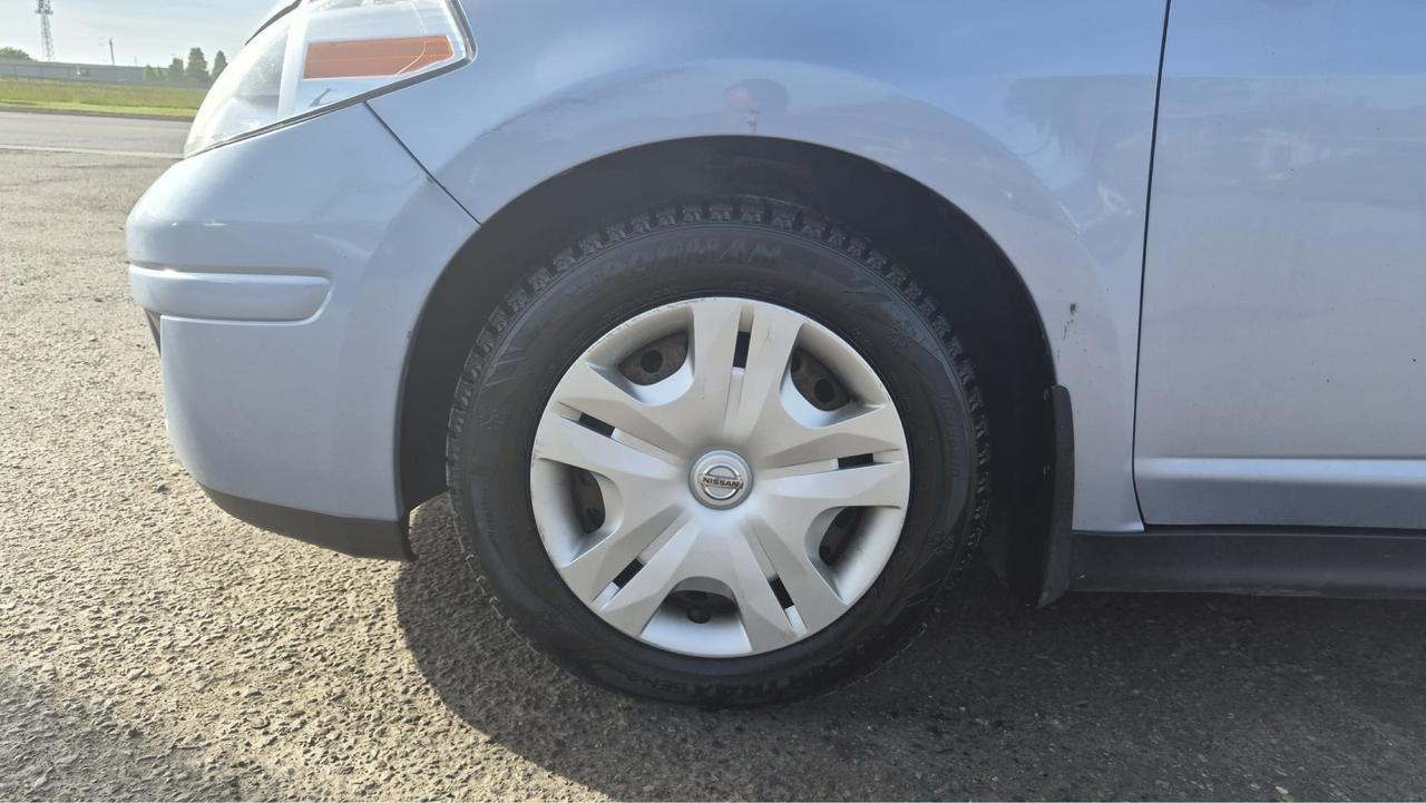 2011 Nissan Versa 1.8 S, HATCH, GREAT SHAPE, NOT CVT, CERTIFIED Photo