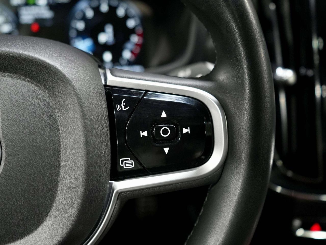 2022 Volvo S60 R-Design|HUD|360CAM|HARMAN K|PANO|DRIVE ASISST|B5 Photo