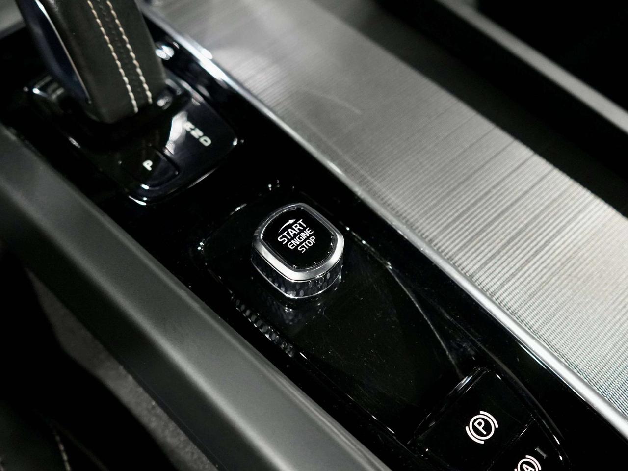 2022 Volvo S60 R-Design|HUD|360CAM|HARMAN K|PANO|DRIVE ASISST|B5 Photo