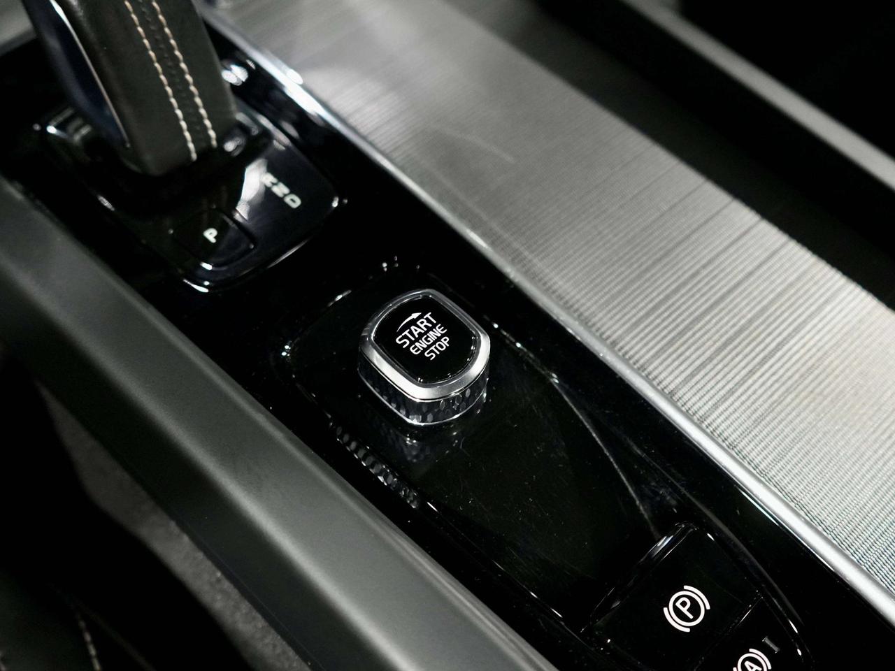 2022 Volvo S60 R-Design|HUD|360CAM|HARMAN K|PANO|DRIVE ASISST|B5 Photo
