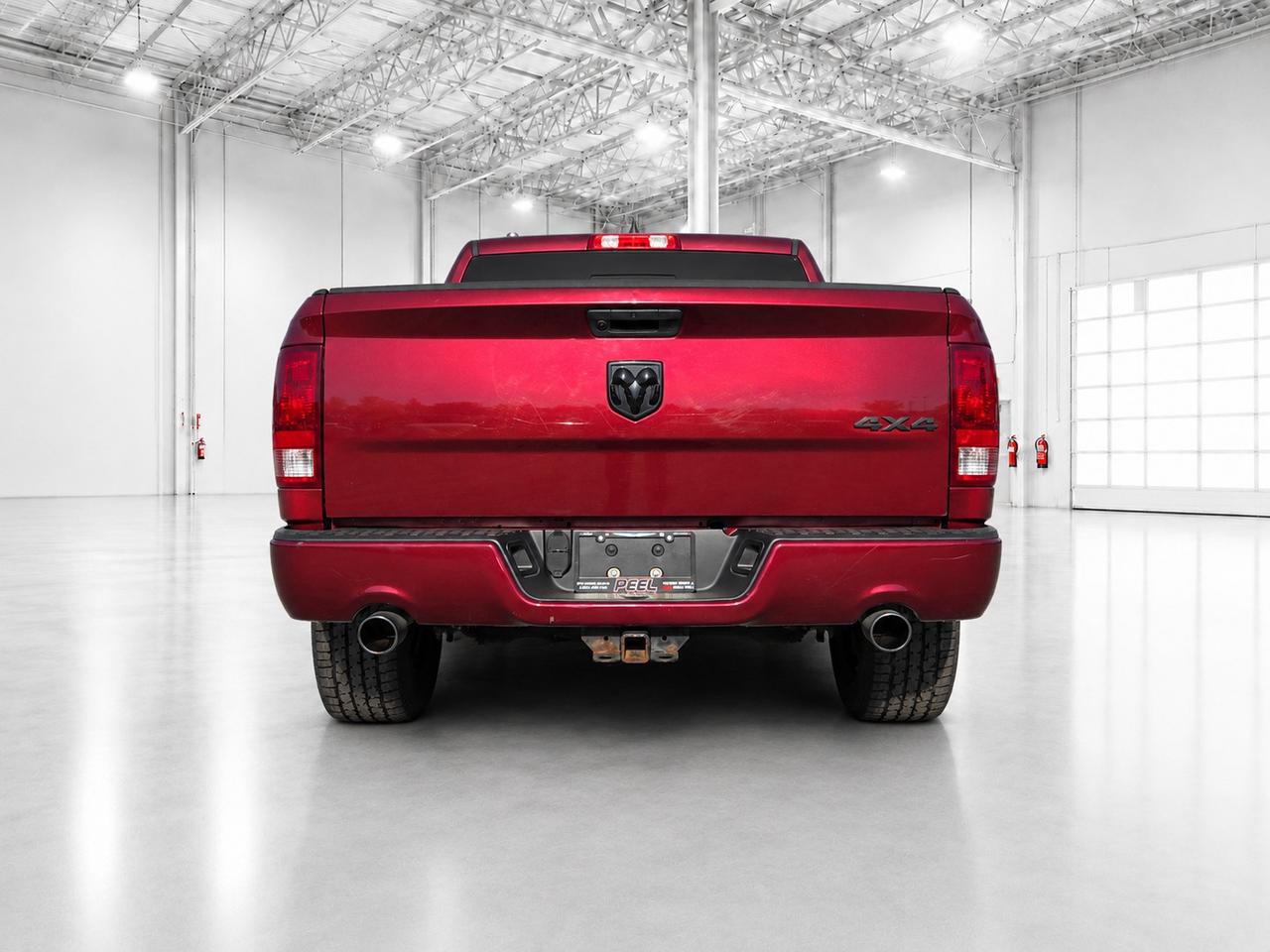 2019 RAM 1500 Classic Express Blackout Crew V8 | Sub Zero Pkg | 4X4 Photo3
