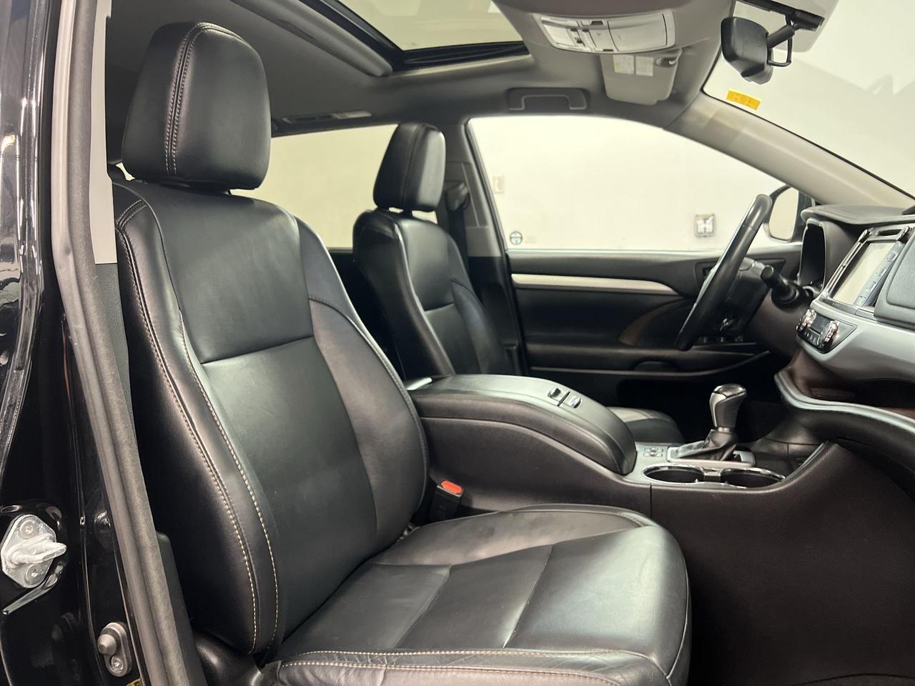 2016 Toyota Highlander XLE AWD | 8-PASS | HTD LEATHER | SUNROOF | ALLOYS Photo