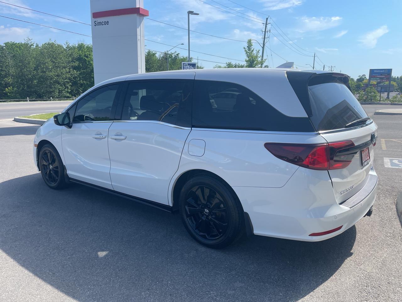 2023 Honda Odyssey Black Edition Photo3