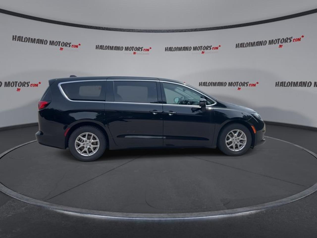 2024 Dodge Grand Caravan SXT 2WD | No Accidents Photo