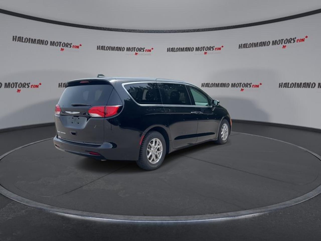 2024 Dodge Grand Caravan SXT 2WD | No Accidents Photo