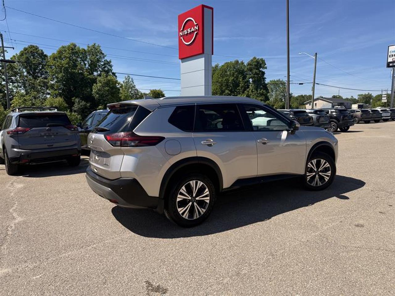 2023 Nissan Rogue SV AWD CVT (2) Photo4