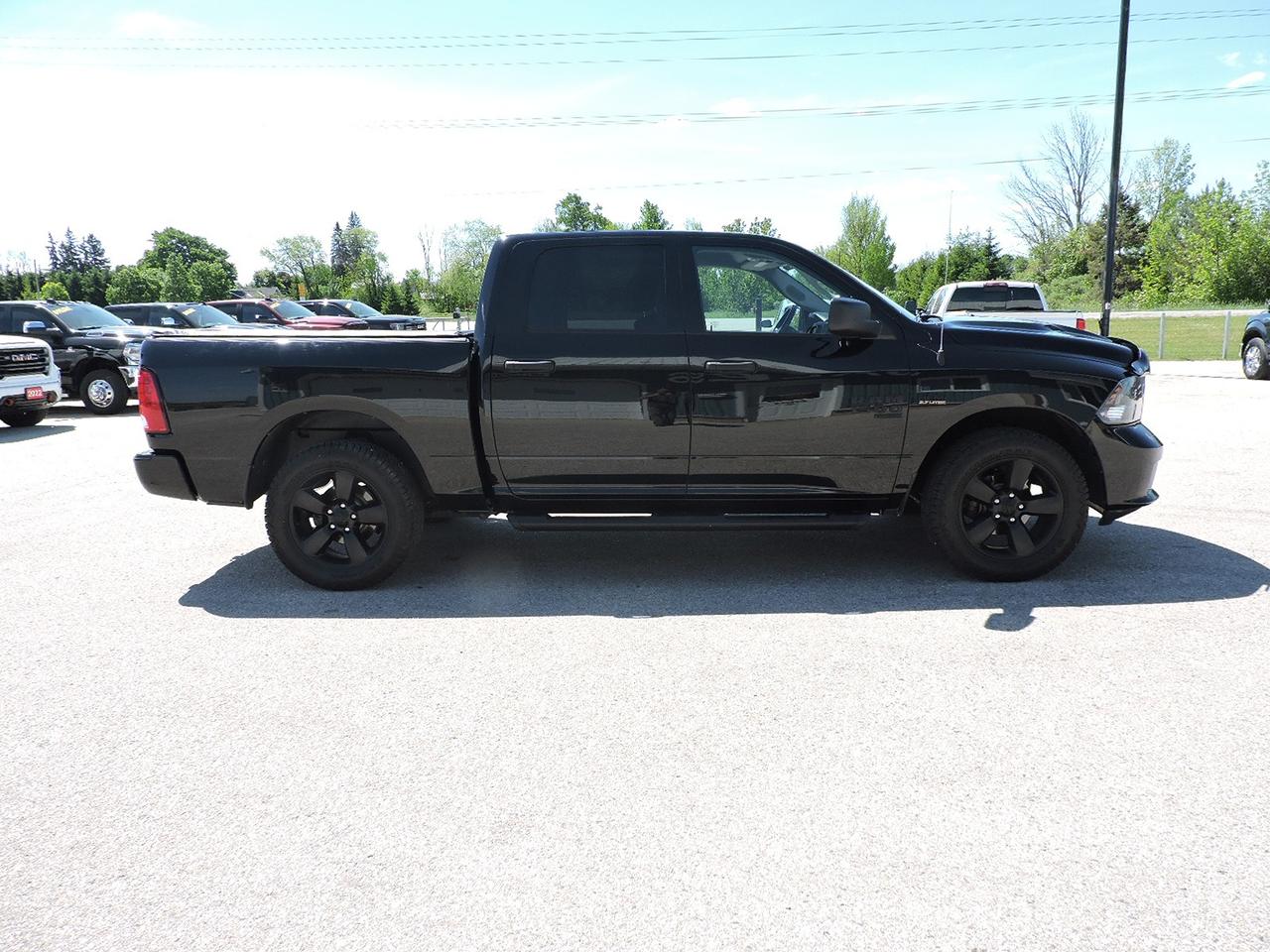 2022 RAM 1500 Classic Express 5.7L 4X4 Night Edition New Brakes 88000 KM Photo3