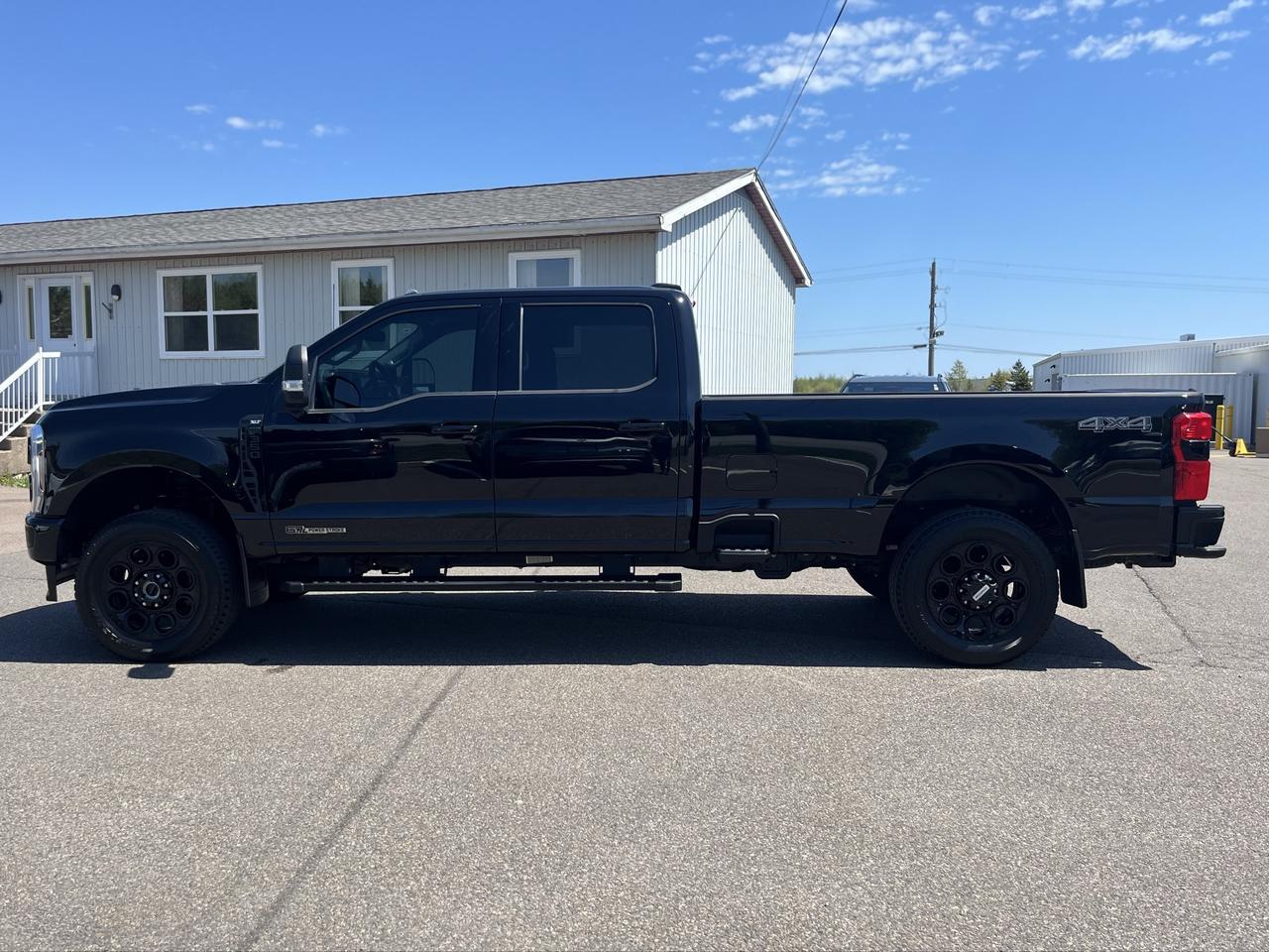 2025 Ford F-350 Super Duty XLT 4WD CREW CAB 8' BOX Photo3