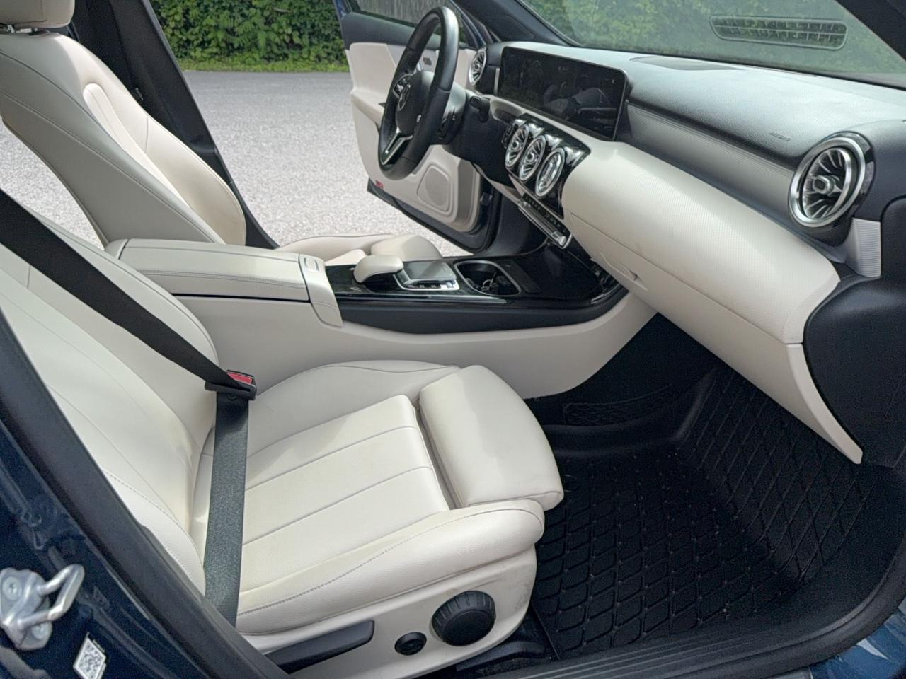 2020 Mercedes-Benz A-Class 250 4MATIC - SUNROOF - HEATED LEATHER - NAVIGATION Photo