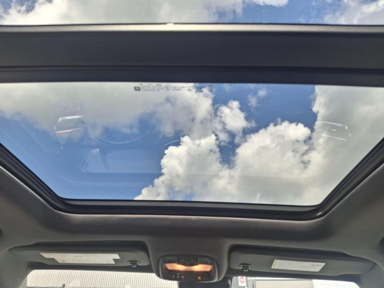 2022 Chevrolet TrailBlazer RS AWD | Pano Roof | Heated Seats | Power Liftgate | Wireless CarPlay | Rear Cam | Blind Spot & More Photo
