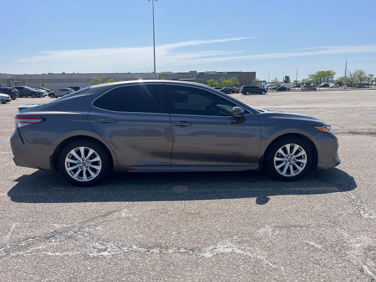 2018 Toyota Camry SE Photo3