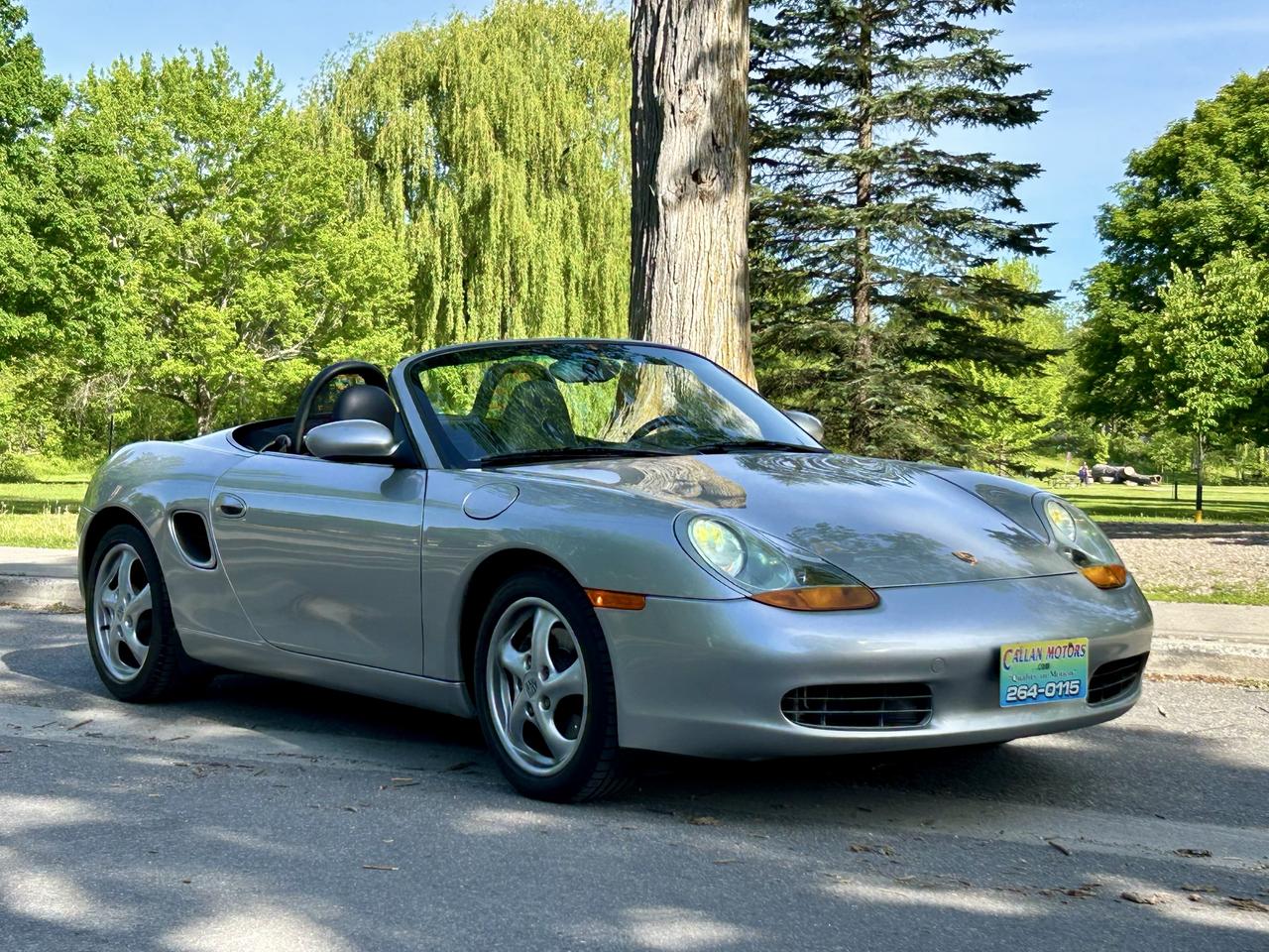 1998 Porsche Boxster Only 98400 km , clean car fax excellent condition