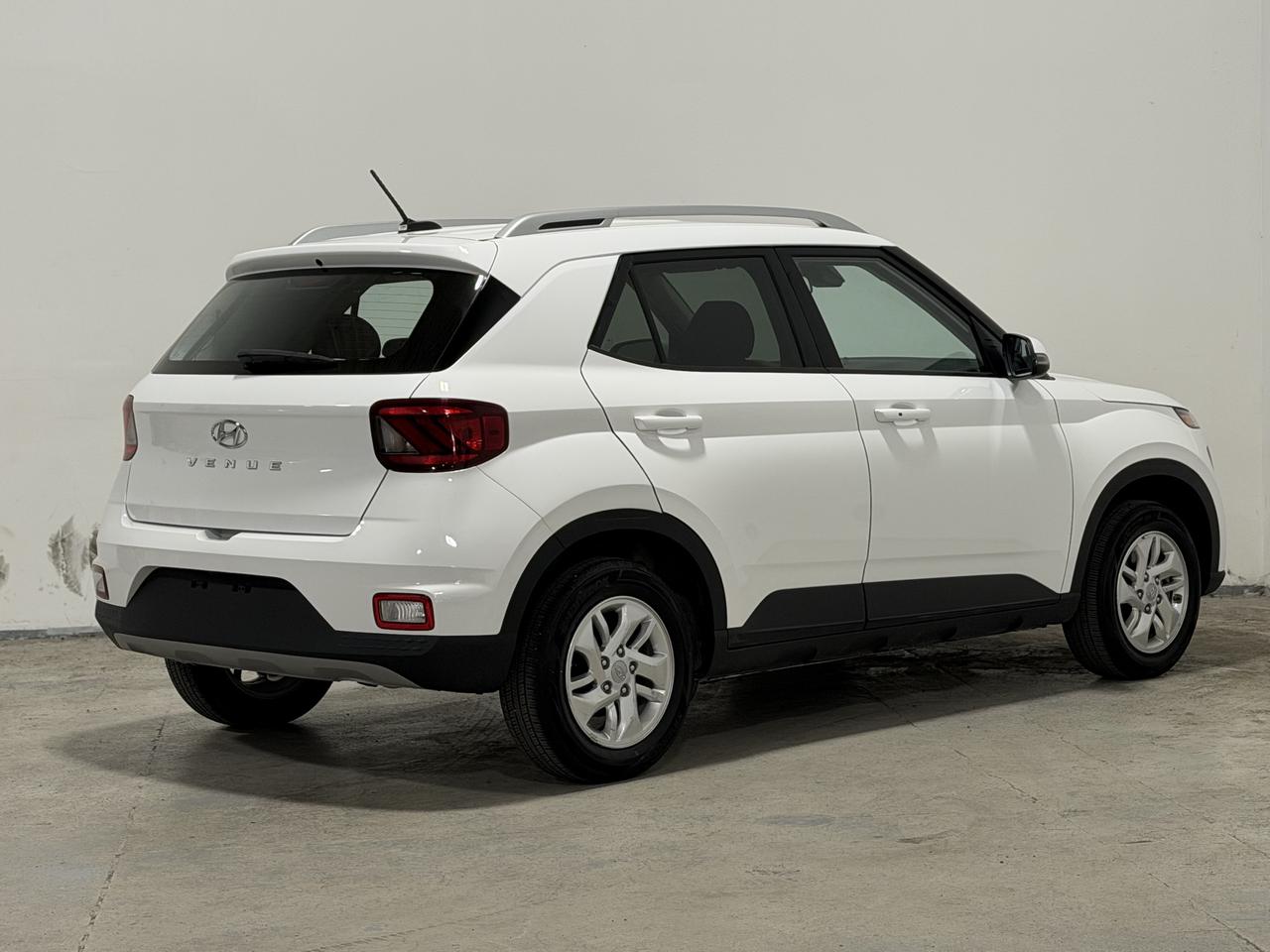 2025 Hyundai Venue PREFERRED Photo4