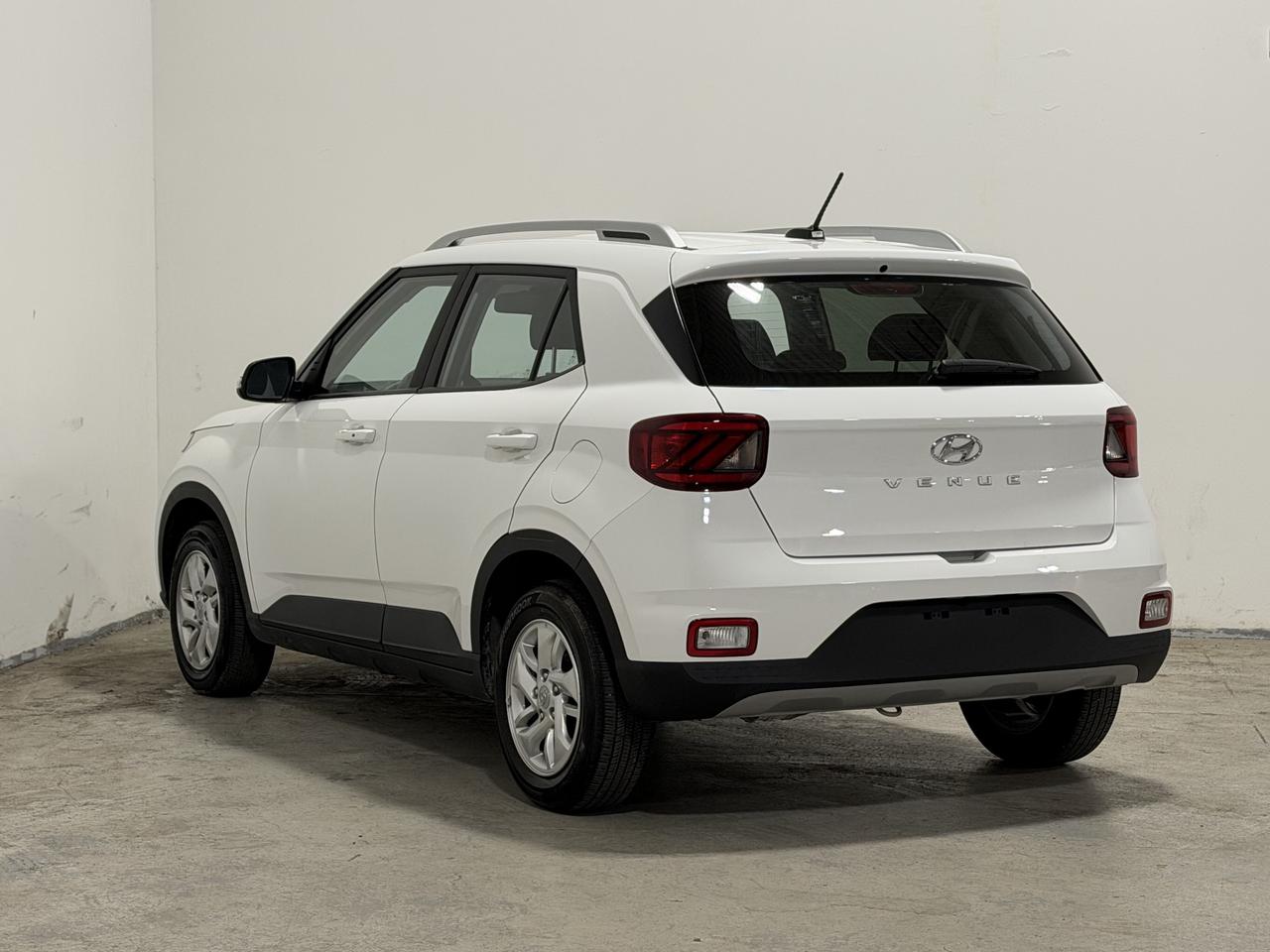 2025 Hyundai Venue PREFERRED Photo2